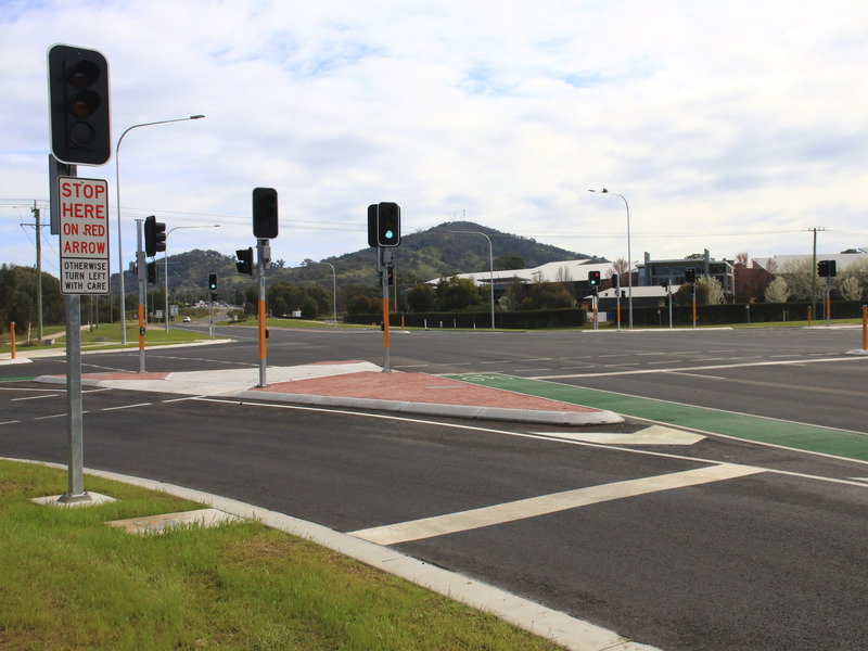 Thurgoona Drive traffic lights and road